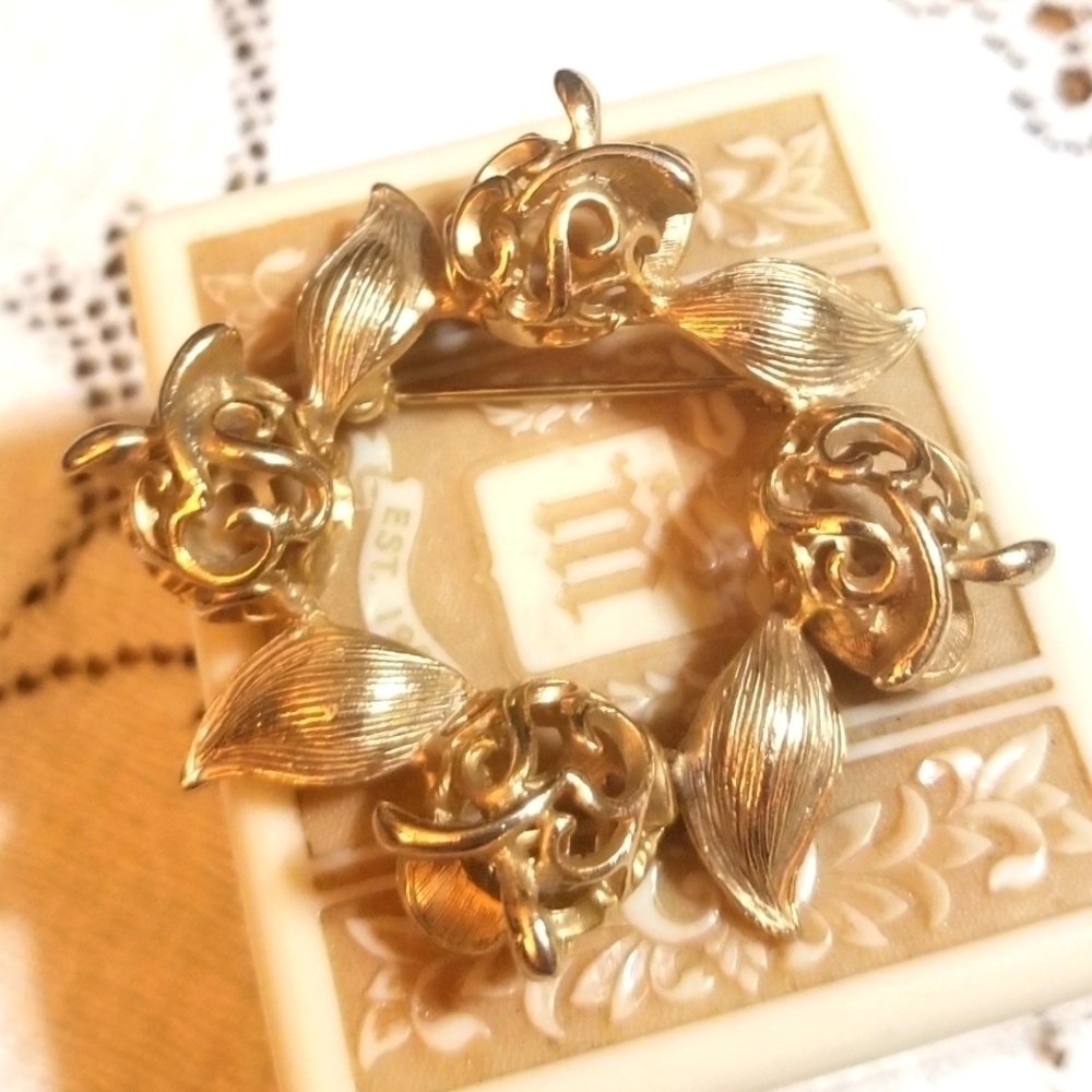 Old Rare Gold Plated Sarah Coventry Brooch